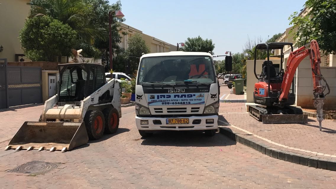 כלי רכב וציוד עבודה של הצוות באתר